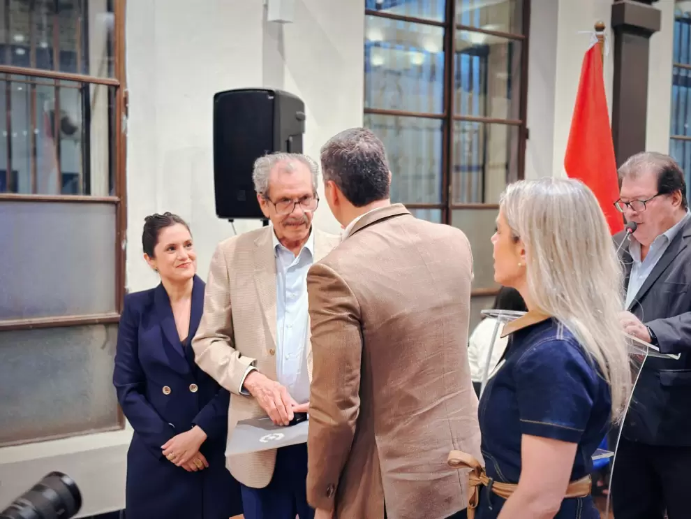 Entrega del Premio Carlos Colombino al escritor Alcibiades Gonz�lez Delvalle. Cortes�a