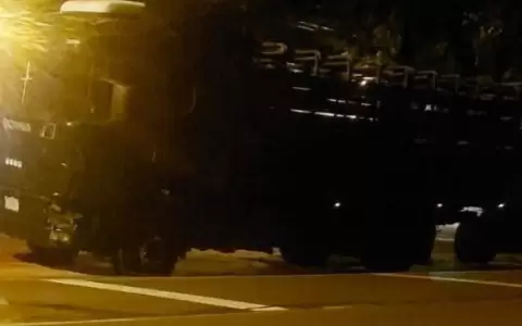 La motocicleta termina chocando contra este cami�n de gran porte.
