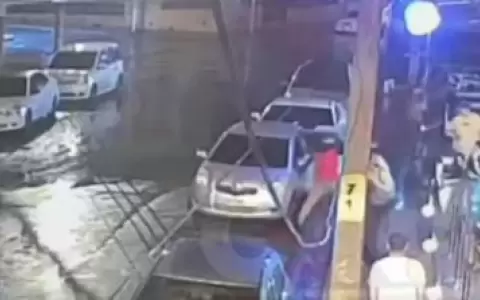 Momento en que un hombre se baja de un Toyota Vits gris para efectuar los disparos.