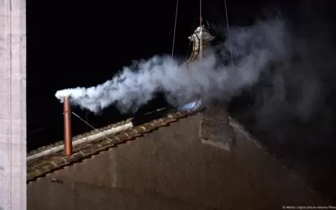 El "humo blanco" sobre la Capilla Sixtina es la se�al que indica que un nuevo papa ha sido elegido.