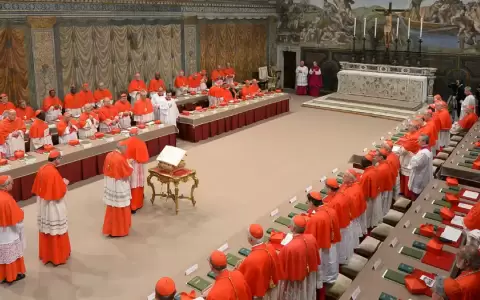 En el c�nclave de cardenales.