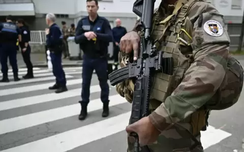 Militares de la Operaci�n Sentinelle, agentes de la Polic�a francesa y agentes de la Polic�a Municipal permanecen cerca del instituto donde ocurri�.