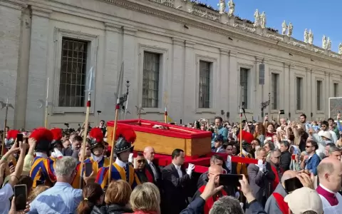 Cada vez son m�s las personas que llegan hasta la Catedral de San Pedro para despedir al papa Francisco.