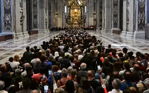Miles de fieles hacen largas filas para dar el �ltimo adi�s al papa Francisco.