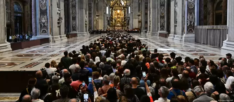Miles de files hacen largas filas para dar el �ltimo ad�os al papa Francisco.