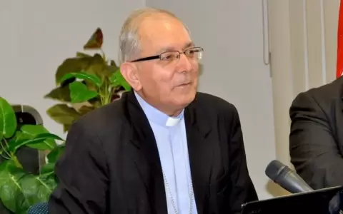 Monse�or Edmundo Valenzuela.