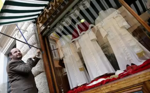 Lorenzo Gammarelli frente a su local en Roma.