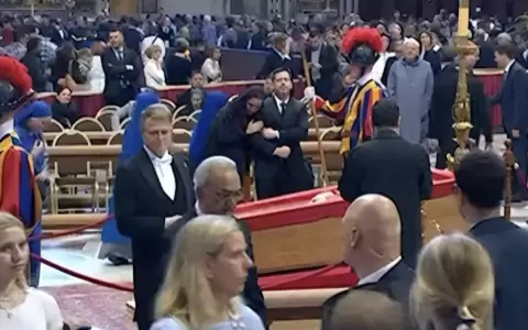 Ra�l Latorre y su esposa en funeral del papa Francisco.
