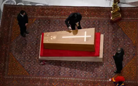 Momento solemne en el Vaticano: se cierra el f�retro de Francisco.