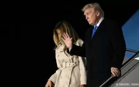 Donald Trump y su esposa Melania descienden del avi�n presidencial tras llegar al Aeropuerto Internacional Leonardo da Vinci de Roma.