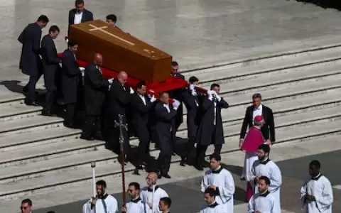 El ata�d del Papa Francisco es trasladado durante la misa funeral del Papa Francisco en la Plaza de San Pedro en el Vaticano.