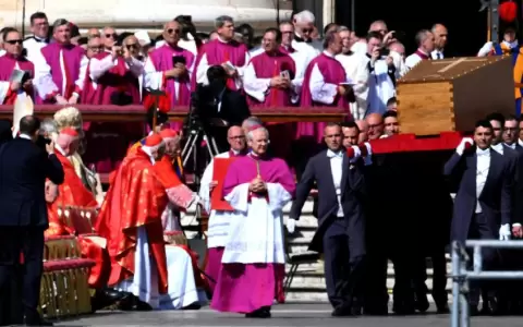 El decano del colegio cardenalicio, Giovanni Battista Re, dijo que el papa Francisco se preocup� por "construir puentes y no muros".