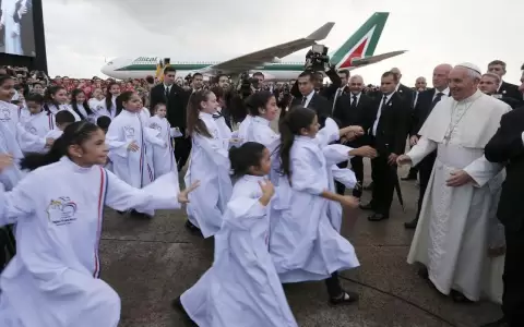 Ni�os saludan al papa durante su visita a Paraguay.