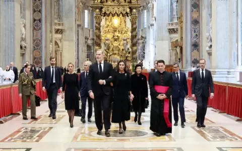 Los reyes Felipe VI y Letizia en el funeral del papa Francisco.