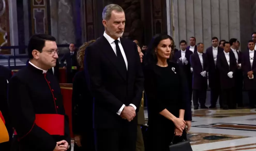 Los reyes Felipe VI y Letizia en el funeral del papa Francisco.