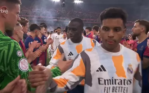 Gran gesto del campe�n: Barcelona y el pasillo para Real Madrid