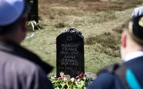 Un grupo de personas visita la piedra conmemorativa de Ana Frank en el sitio del antiguo campo de concentraci�n nazi de Bergen-Belsen, para conmemorar