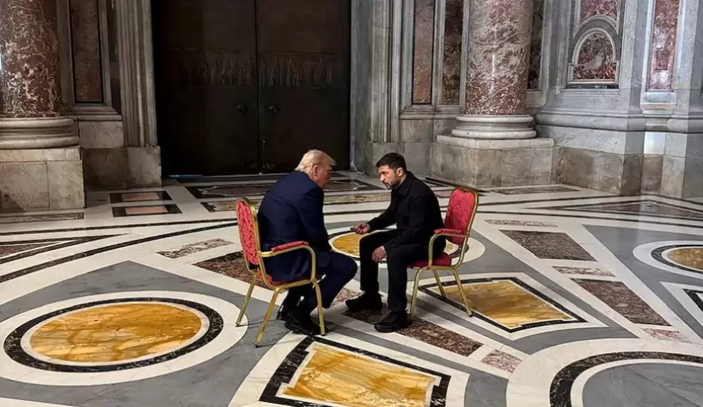 La ic�nica imagen de la reuni�n informal entre Trump y Zelensky despu�s del funeral del papa, en el Vaticano.