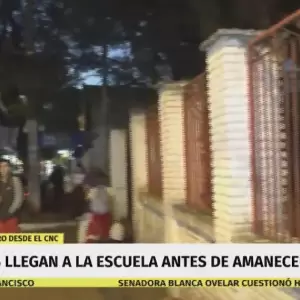 Ni�os llegan a la escuela antes del amanecer: "Es un peligro"