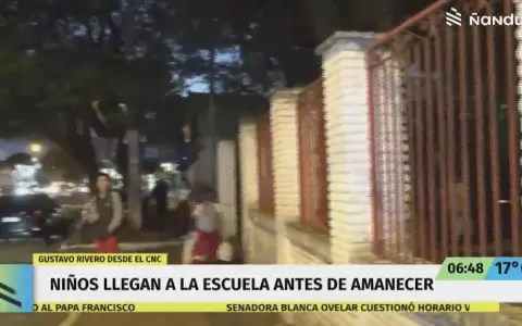 Ni�os llegan a la escuela antes del amanecer.
