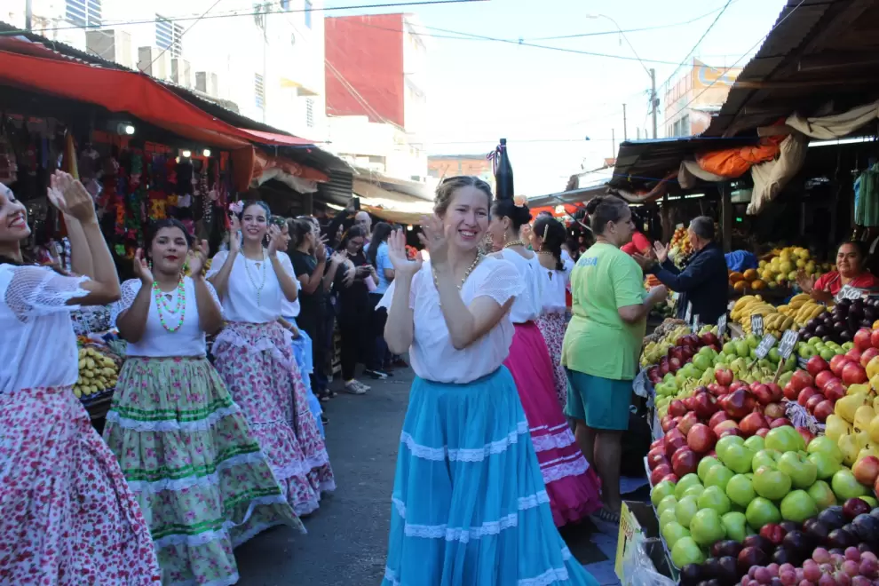 Estudiantes de danza del ISBA en el "Jerokypa Guaz�". Edici�n anterior.