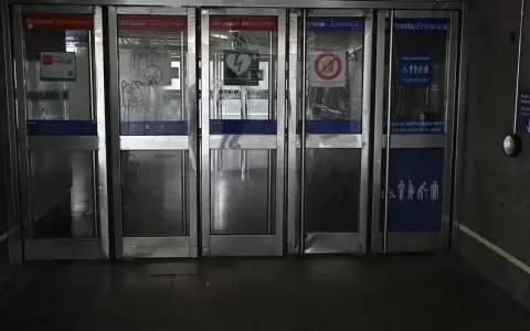 Una entrada del metro en Madrid, transporte paralizado debido al apag�n masivo.