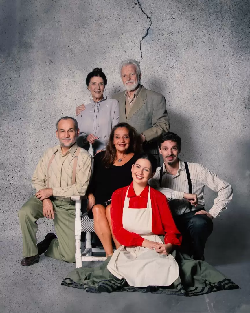 Elenco de "Largo viaje de un día hacia la noche", dirigida por Marcela Gilabert.