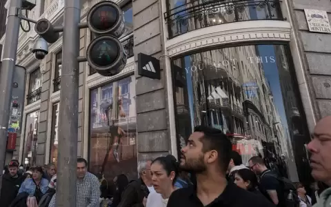 Los sem�foros peatonales est�n apagados debido al corte de energ�a generalizado que afecta a Espa�a y Portugal, Madrid.