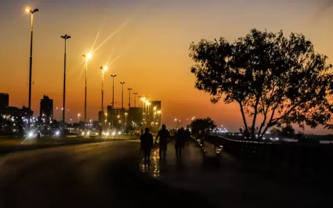 Amanecer en la Costanera de Asunci�n.