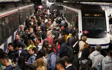 El metro de Madrid est� funcionando tras el apag�n.