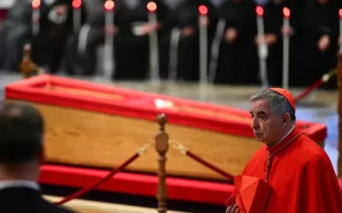 �ngelo Becciu durante el velatorio del papa Francisco.