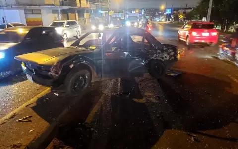 As� qued� el veh�culo que intentaba cruzar la ruta.