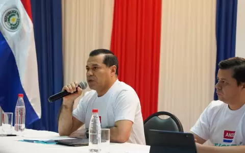 F�lix Sosa, presidente de la ANDE y el gerente comercial, Hugo Rol�n.