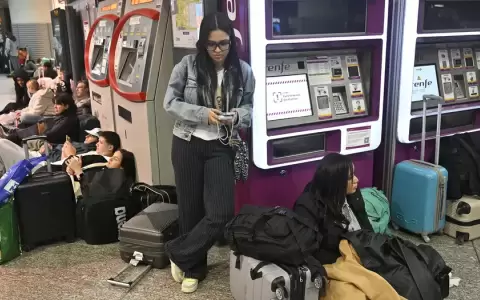 La c�ntrica estaci�n de Atocha, la m�s concurrida de Espa�a, permaneci� abierta toda la noche para acoger a los viajeros que quedaron varados.