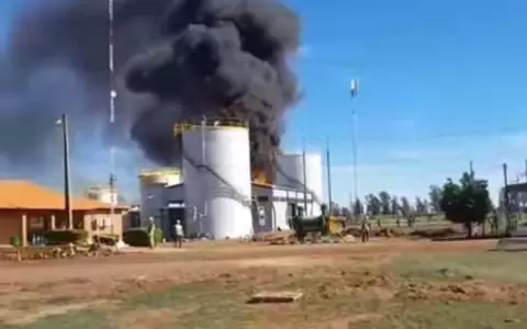 Momento en que iniciaba a incendiarse la f�brica alcoholera.