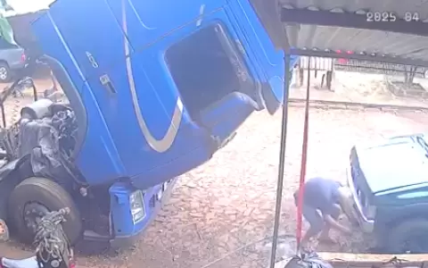 La cabina del cami�n pesa unos 700 kilos.