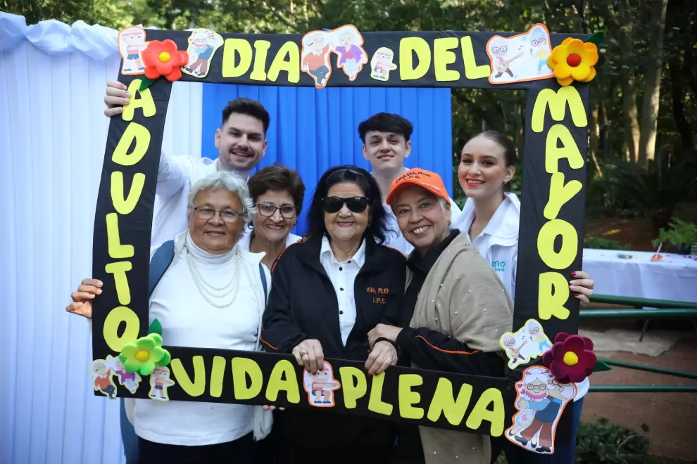 D�a del adulto mayor celebrado por ueno bank.  Foto: Gentileza.