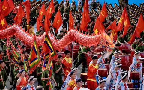 Un gran desfile recorri� las calles de Ciudad Ho Chi Minh, antigua Saig�n.
