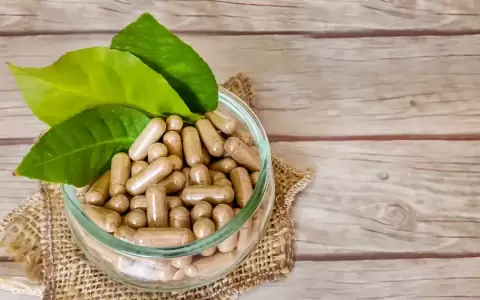 Algunas personas usan la hierba ashwagandha como un suplemento medicinal.