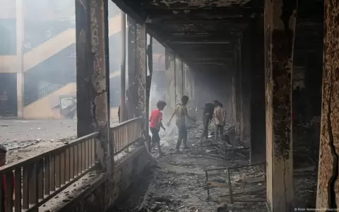 Ni�os palestinos en una escuela destruida en Gaza.