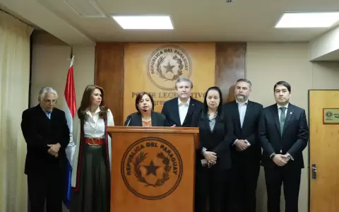 Bancada de la oposici�n en conferencia de prensa.