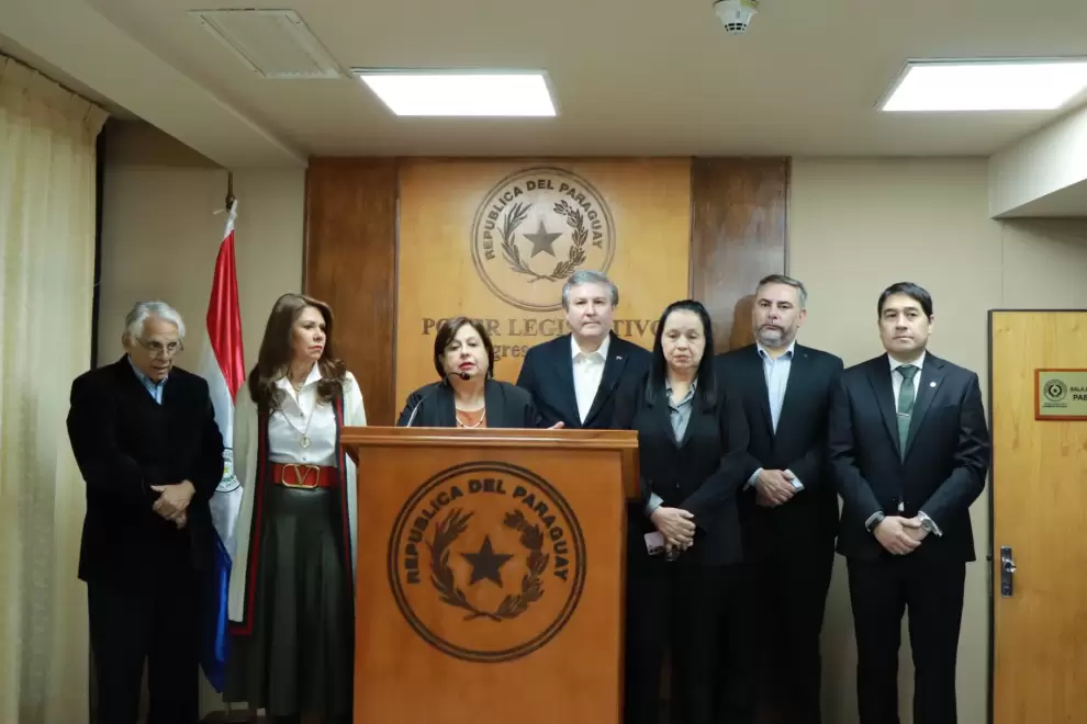 Bancada de la oposici�n en conferencia de prensa.