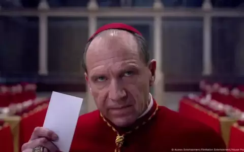 En la pel�cula "C�nclave", Ralph Fiennes interpreta el papel del decano del Colegio Cardenalicio.