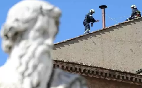 Trabajadores instalando la chimenea en la Capilla Sixtina para anunciar la elecci�n del nuevo papa.