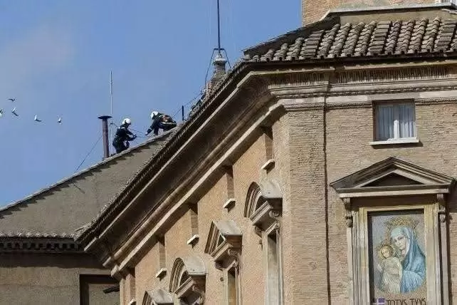 La Chimenea en la Capilla Sixtina es el emisor principal para anunciar  la decisi�n del c�nclave. Foto: Facebook.
