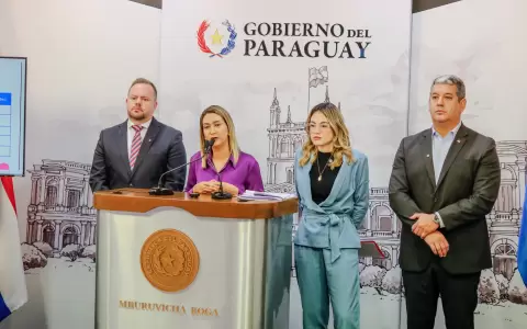 Conferencia de prensa en Mburuvicha R�ga.