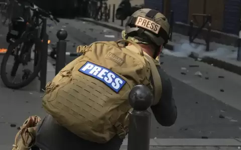 Periodista haciendo su trabajo en situaci�n de conflicto.