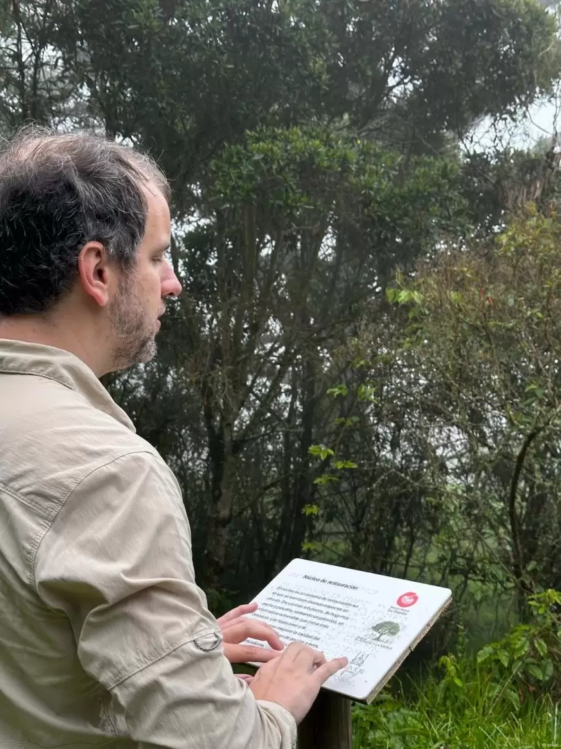 Juan Pablo Culasso en Colombia, adaptando los carteles informativos a idioma Braille. Foto: DW