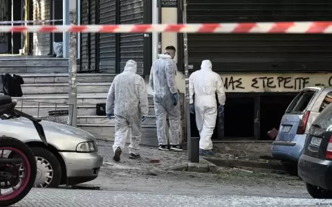 Agentes especializados revisan el sitio de la explosi�n ocurrido en Grecia que dej� una mujer fallecida.