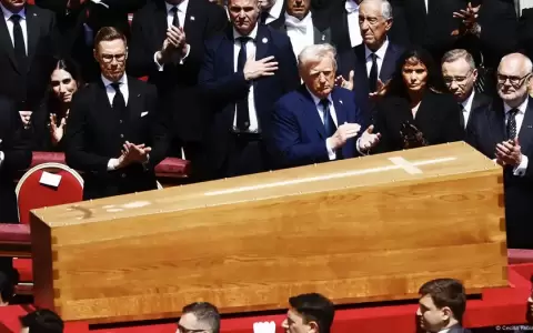 La contreversial publicaci�n de Donald Trump apareci� una semana despu�s de los funerales del papa Francisco, en los que el mandario estadounidense .